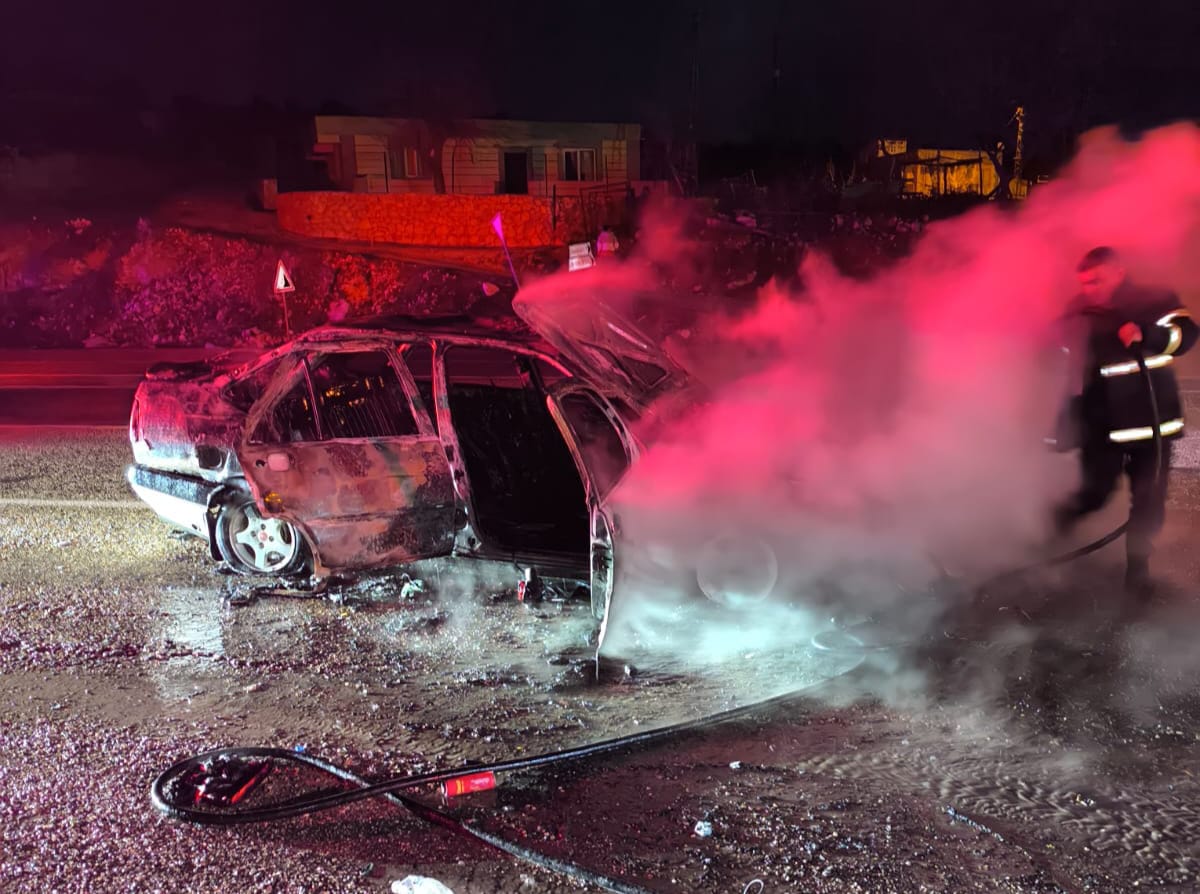 Adıyaman’ın Besni ilçesinde seyir halindeyken aniden yanmaya başlayan otomobil, itfaiye