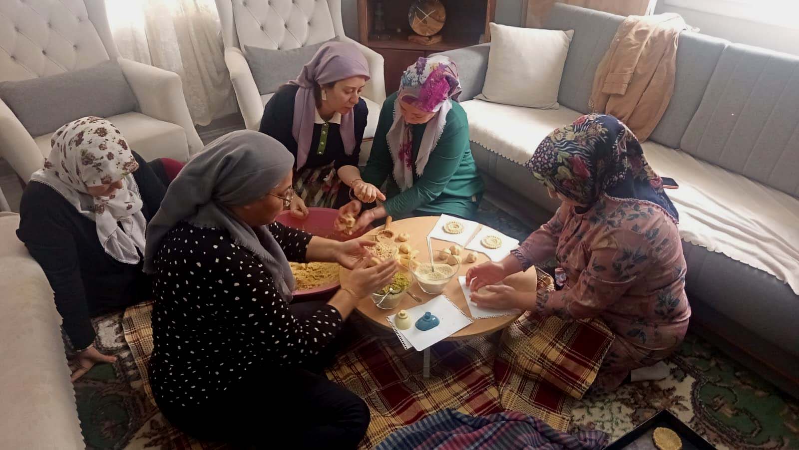 Hatay’ın Reyhanlı ilçesinde ev kadınları, Ramazan ayının geleneksel lezzeti olan