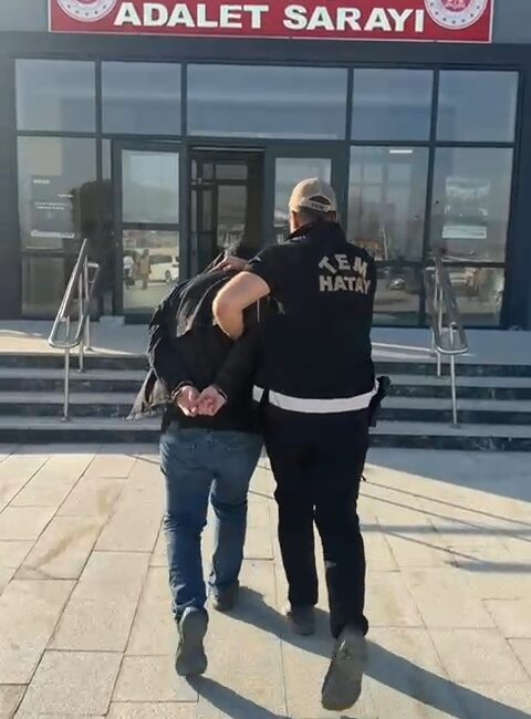 Hatay’da polis ekipleri tarafından gerçekleştirilen operasyonlarda, FETÖ/PDY silahlı terör örgütüne