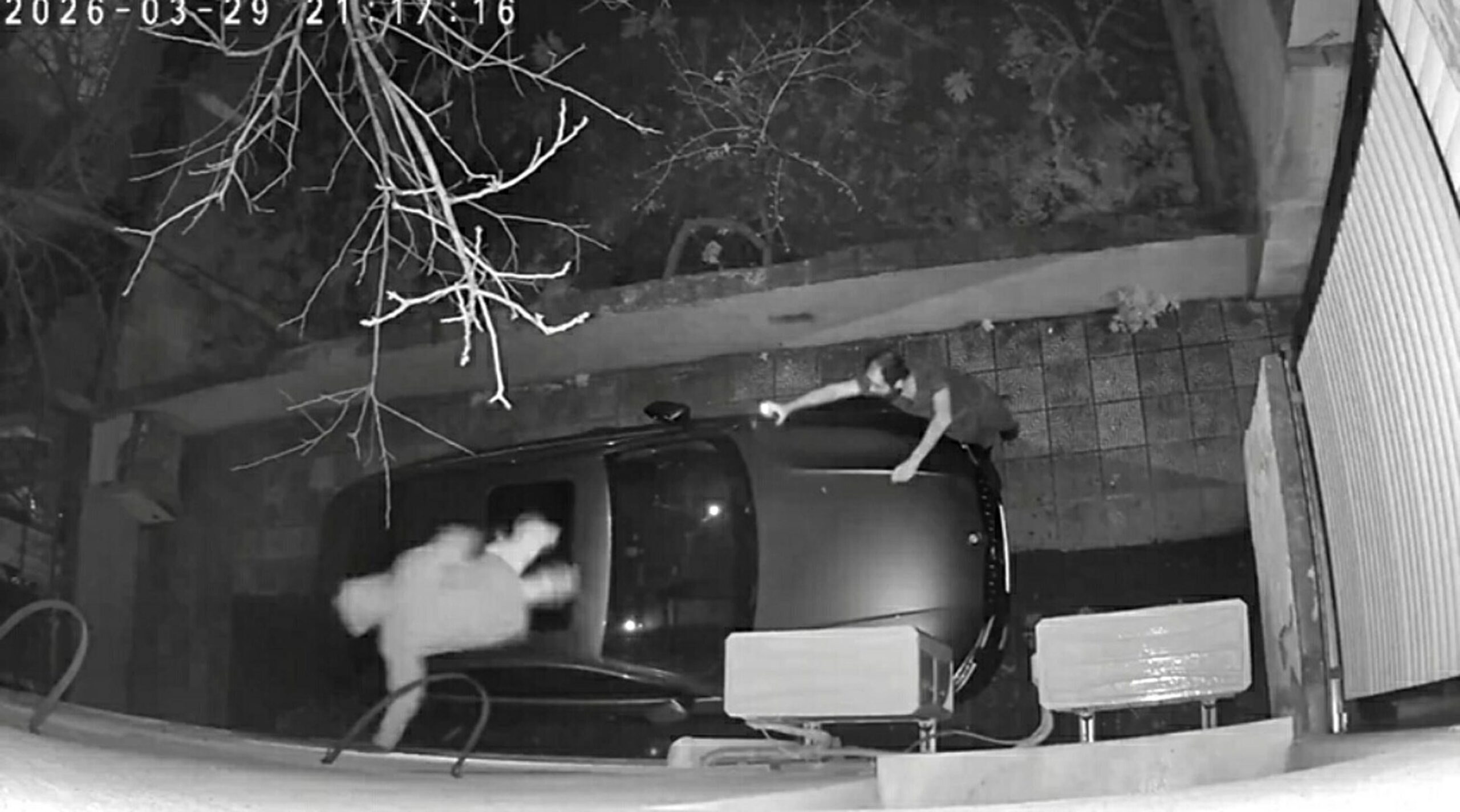 İzmir’in Buca ilçesinde bir binaya hırsızlık amacıyla tırmanan şüpheli, bina