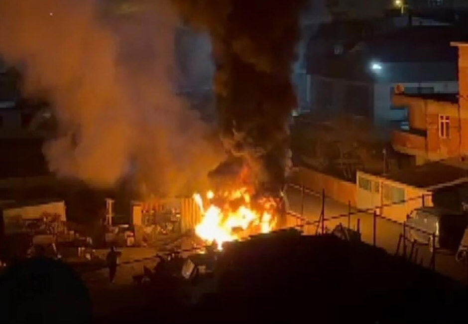 Arnavutköy’de hurdalık olarak kullanılan bir alanda gece saatlerinde çıkan yangın,