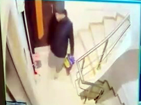 İstanbul Avcılar’da bir binaya giren kimliği belirsiz şüpheli, daire önlerindeki