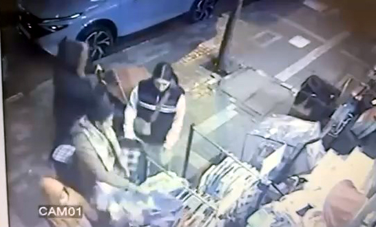 İstanbul Avcılar’da, yanlarında bir çocukla mağaza önüne gelen 4 kadın,