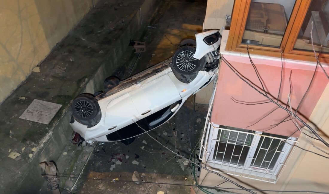 Avcılar’da sürücüsünün direksiyon hakimiyetini kaybettiği otomobil, önce bahçe duvarına çarptı,