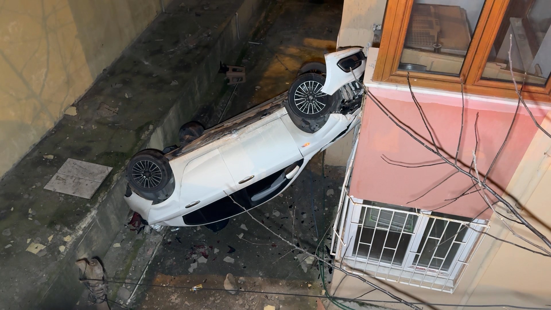 Avcılar’da sürücüsünün direksiyon hakimiyetini kaybettiği otomobil, önce bahçe duvarına çarptı,