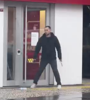 Beşiktaş’ta işten çıkarıldığı banka şubesine gelen Muhammet S. (36), banka