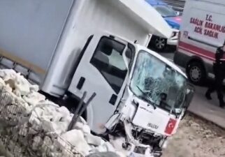 İstanbul Çatalca’da sürücüsünün direksiyon hakimiyetini kaybettiği bir kamyon, refüje çarparak