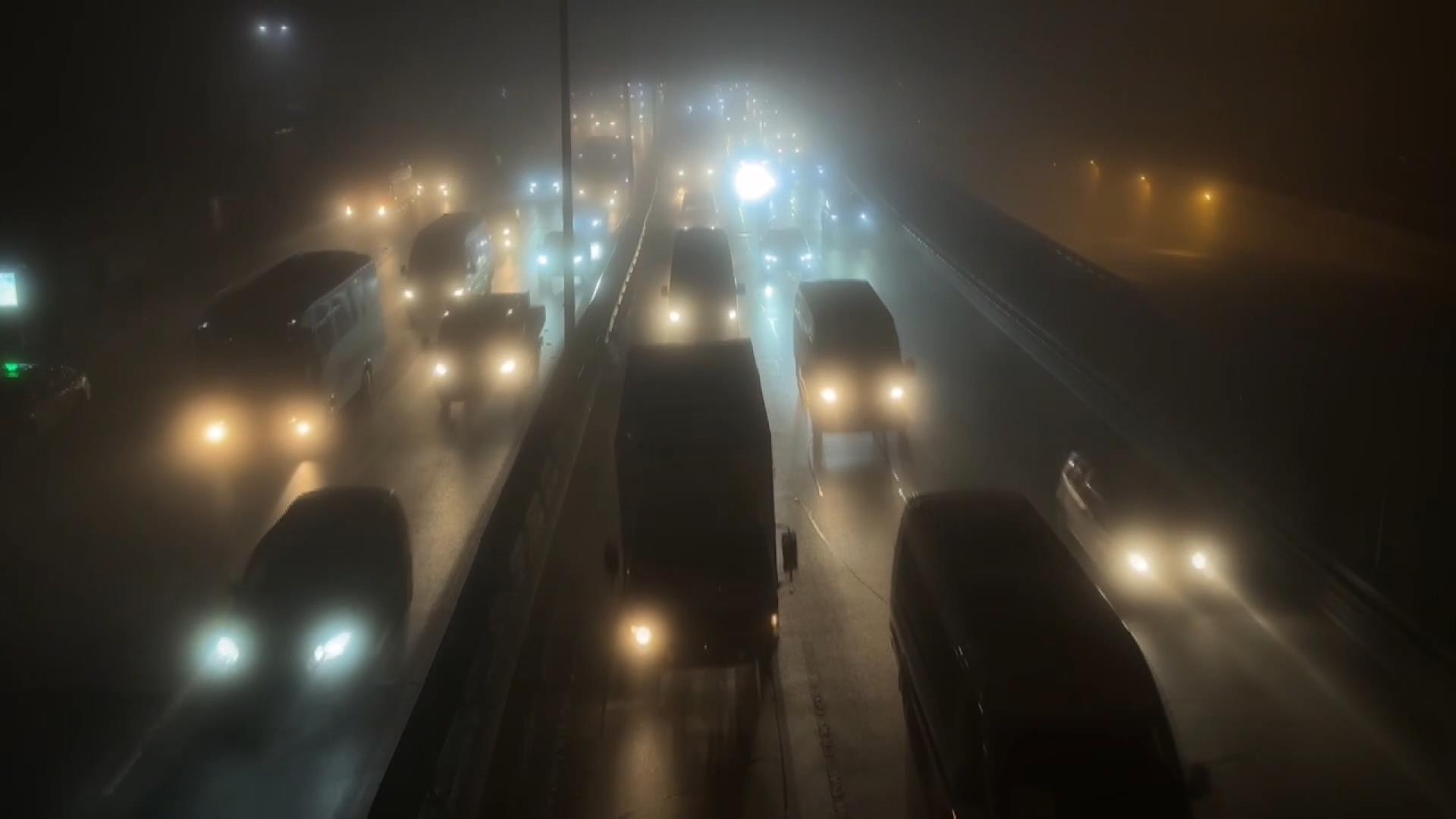 İstanbul genelinde sabah saatlerinde etkili olan yoğun sis, kentin birçok
