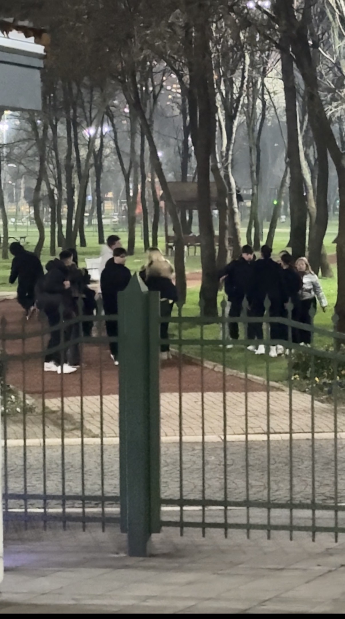  Kağıthane Hasbahçe’de lise öğrencisi iki grup arasında çıkan tartışma, tekme