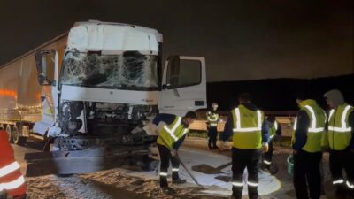 Kuzey Marmara Otoyolu Çekmeköy mevkisinde aynı yönde ilerleyen iki TIR’ın