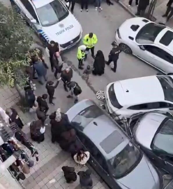 İSTANBUL’un Sultangazi ilçesinde, kiraladıkları araçla seyir halinde olan 5 kişi