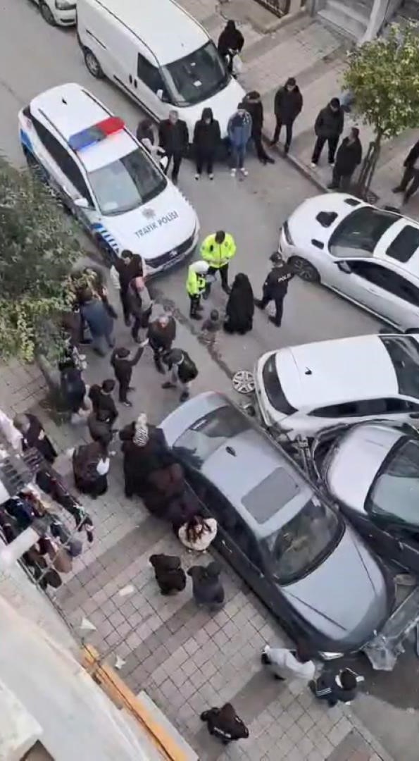 İSTANBUL’un Sultangazi ilçesinde, kiraladıkları araçla seyir halinde olan 5 kişi