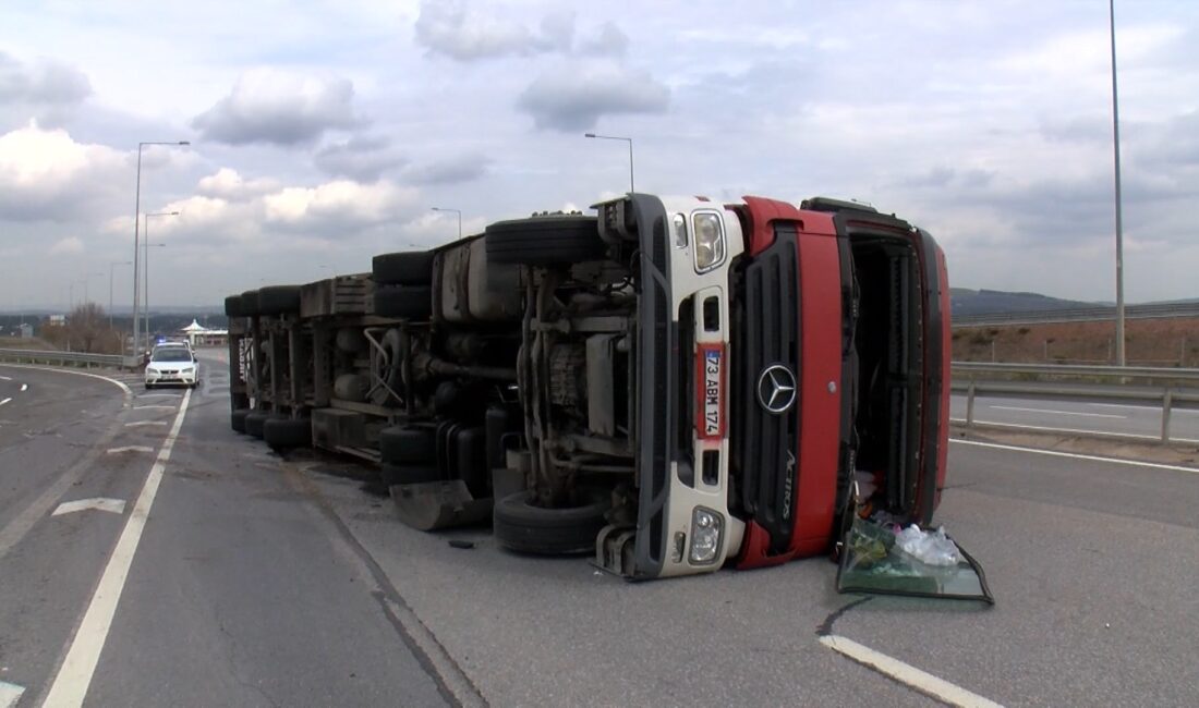 İstanbul Tuzla’da virajı alamayan saman yüklü bir TIR’ın devrilmesi sonucu