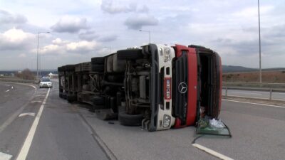 İstanbul Tuzla’da virajı alamayan saman yüklü bir TIR’ın devrilmesi sonucu