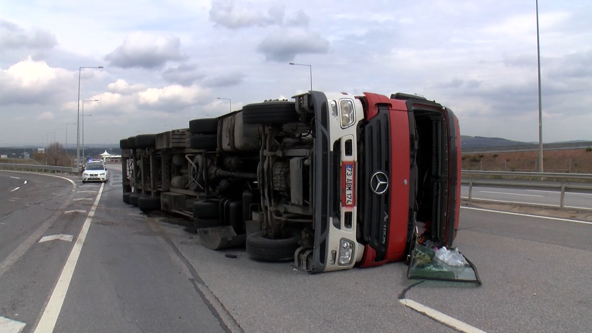 İstanbul Tuzla’da virajı alamayan saman yüklü bir TIR’ın devrilmesi sonucu