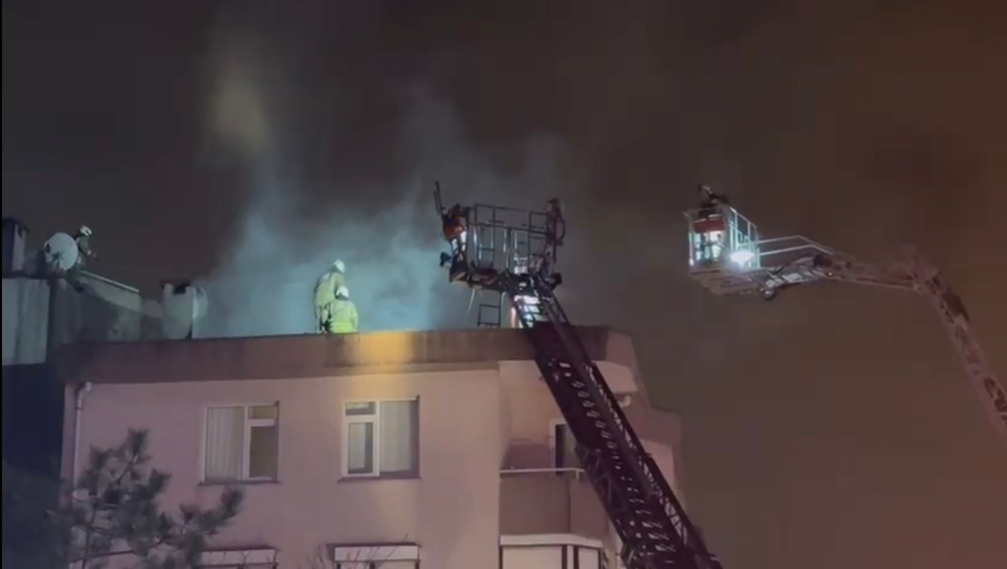 İstanbul Üsküdar’da site içerisindeki 5 katlı bir binanın çatısında gece