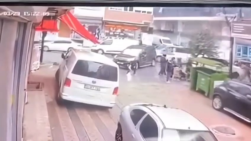 İstanbul Sultangazi’de yolun karşısına geçmeye çalışırken hafif ticari aracın çarpıp