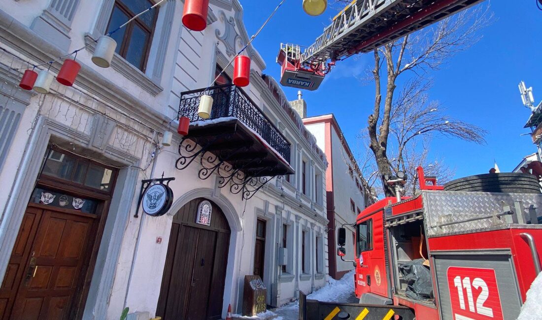 Kars’ta etkili olan dondurucu soğukların ardından binaların çatılarında boyu 2