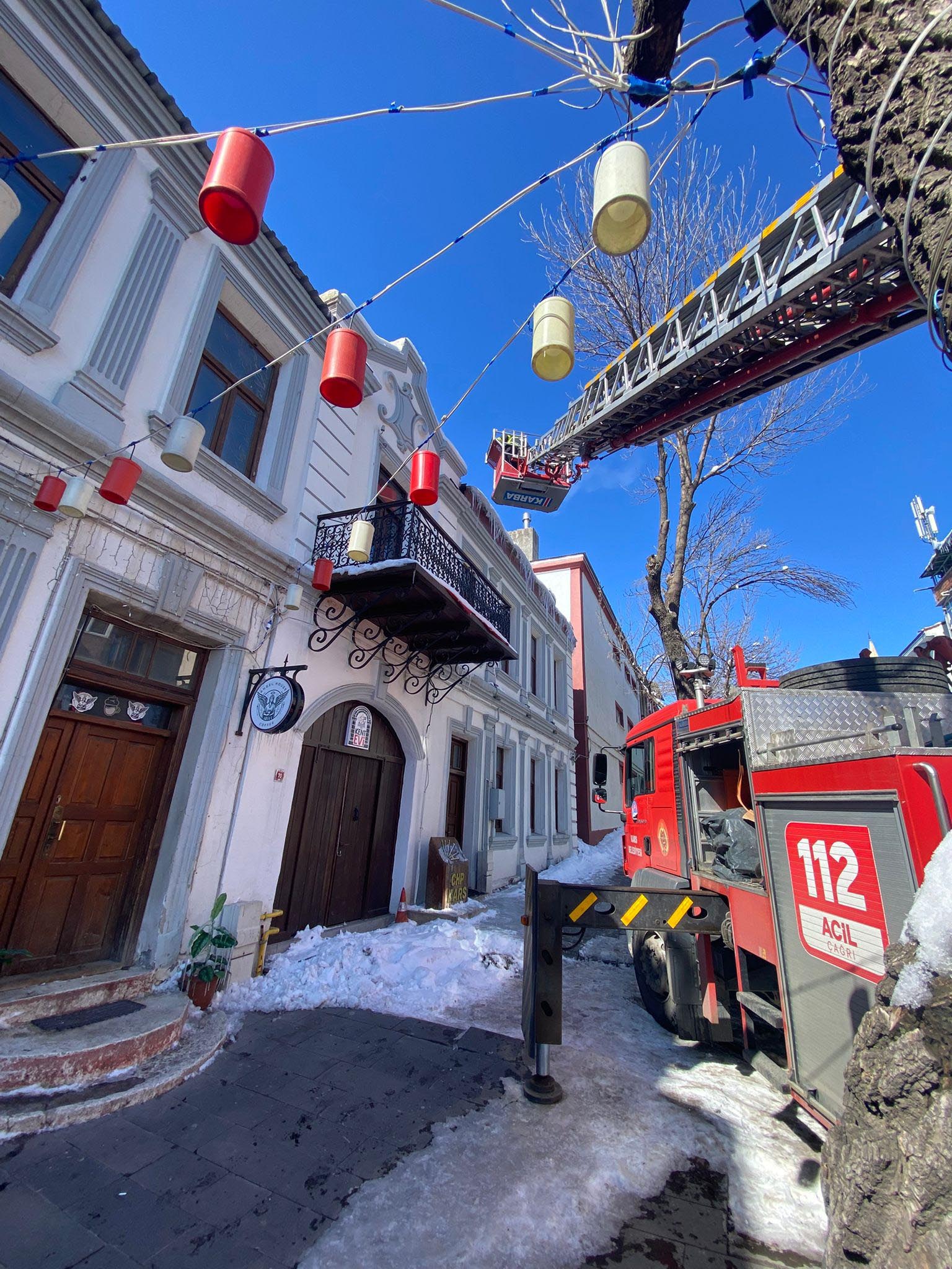 Kars’ta etkili olan dondurucu soğukların ardından binaların çatılarında boyu 2