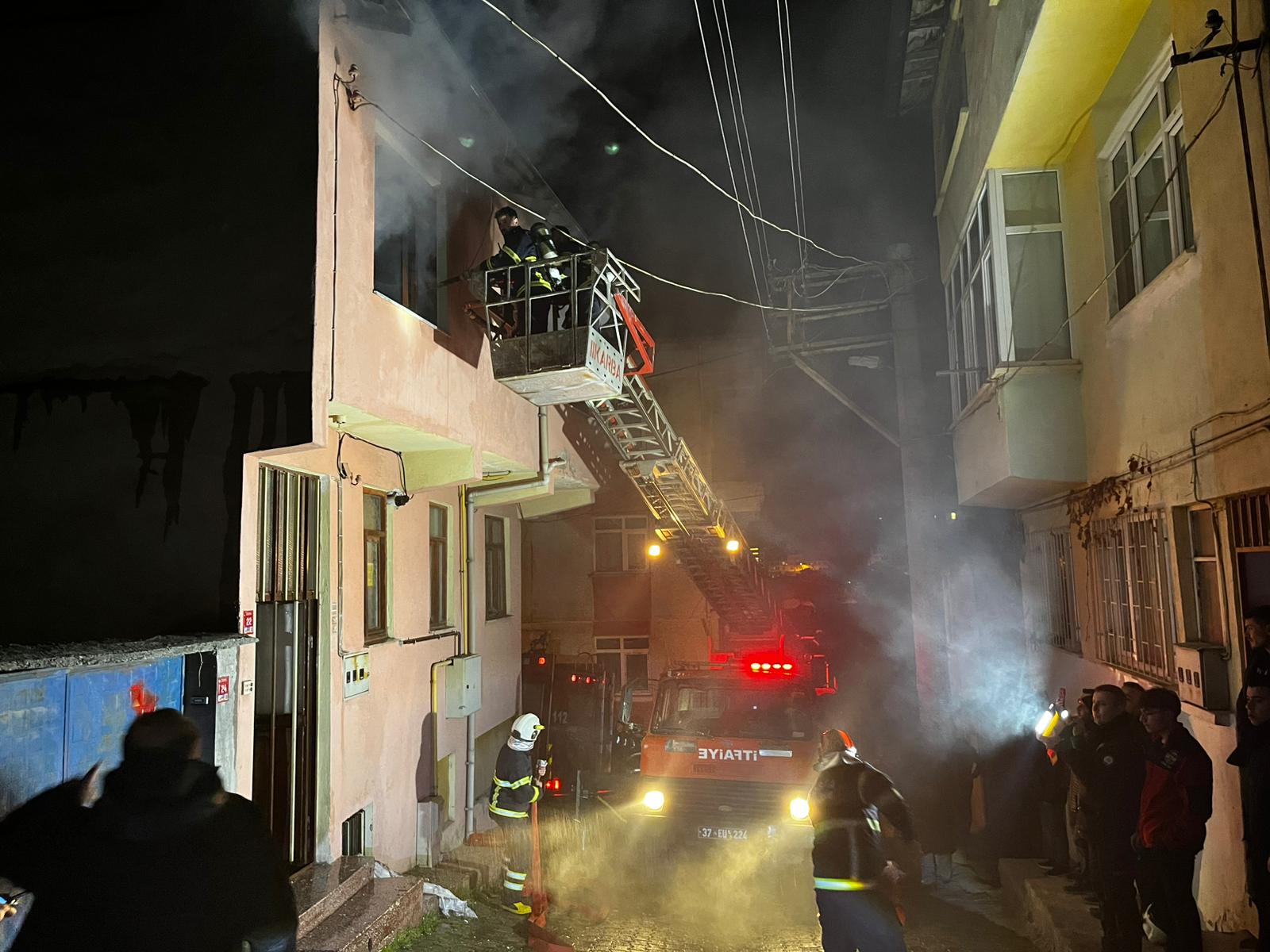 Kastamonu’nun Tosya ilçesinde bir evin ikinci katında meydana gelen patlamanın