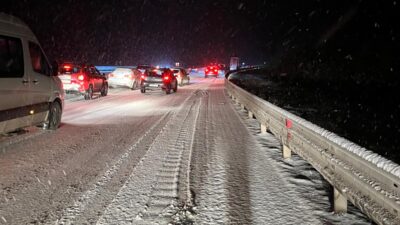 Kentte akşam saatlerinden itibaren etkisini artıran yoğun kar yağışı ve