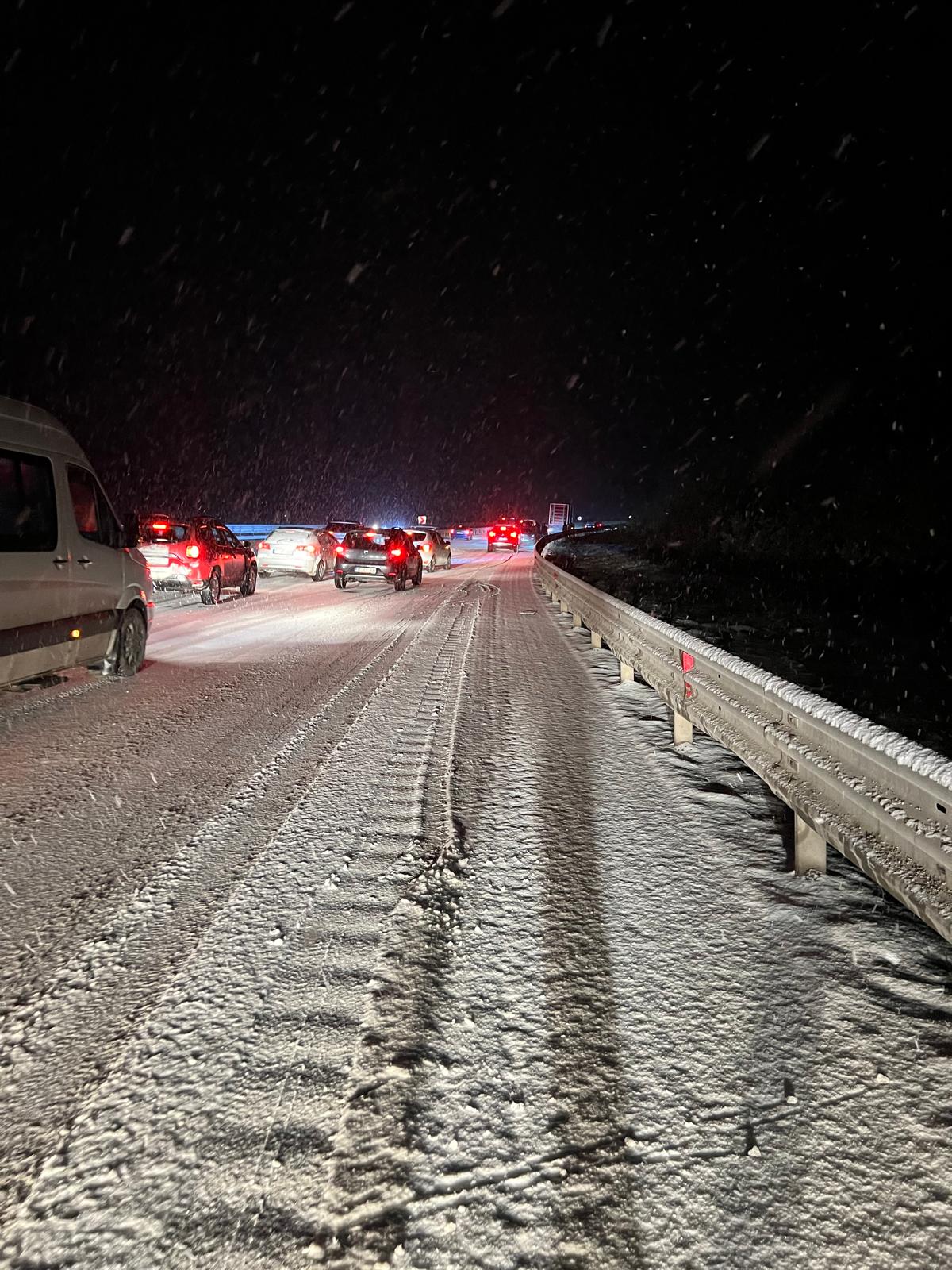 Kentte akşam saatlerinden itibaren etkisini artıran yoğun kar yağışı ve