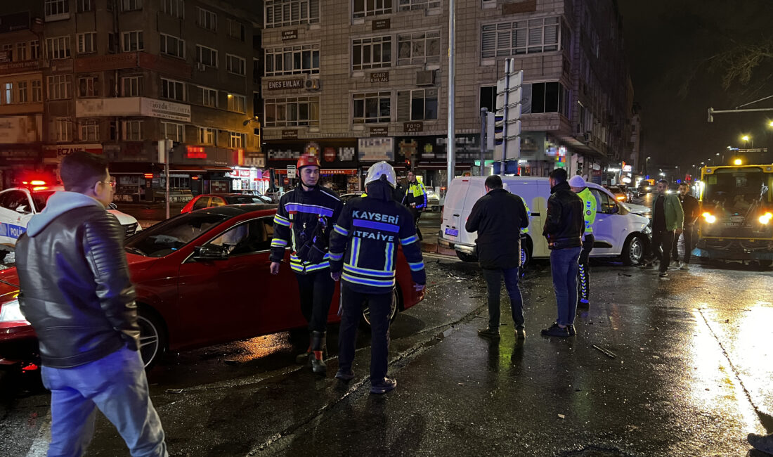 Kayseri’nin Kocasinan ilçesinde gece saatlerinde otomobil ile hafif ticari aracın