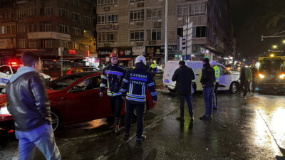 Kayseri’nin Kocasinan ilçesinde gece saatlerinde otomobil ile hafif ticari aracın