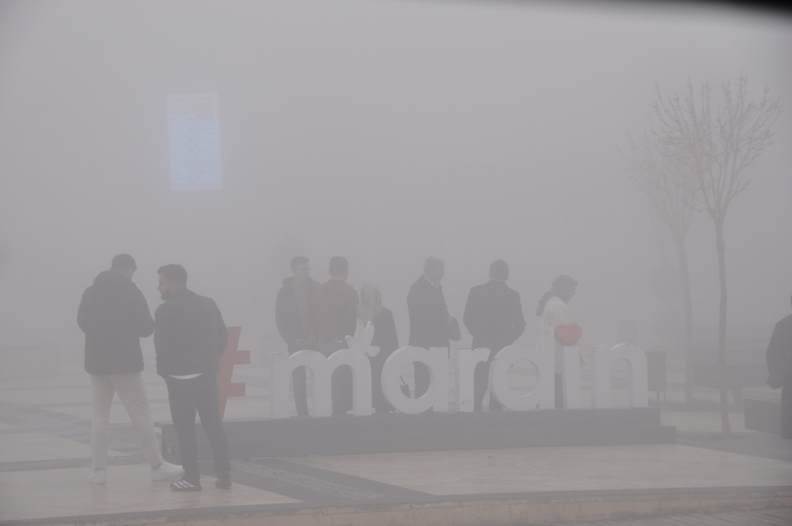 Mardin’de öğleden sonra etkili olan yoğun sis, günlük yaşamı ve