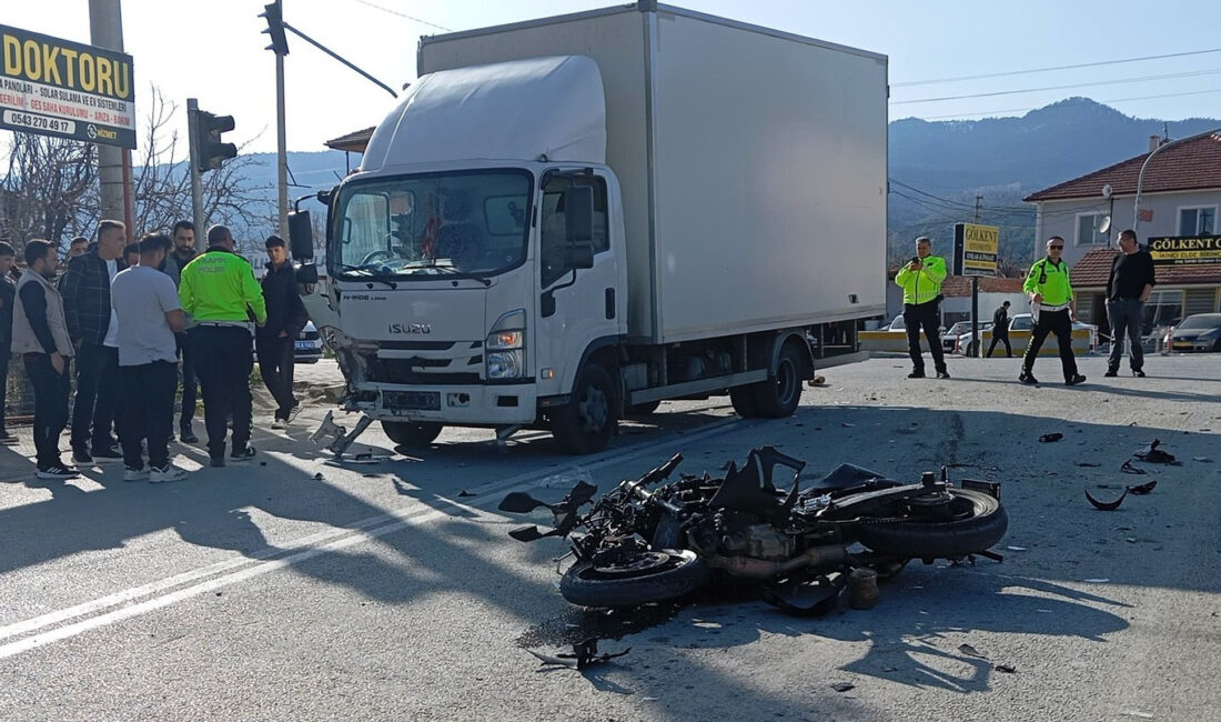 Burdur’un Gölhisar ilçesinde kamyonet ile motosikletin çarpışması sonucu meydana gelen