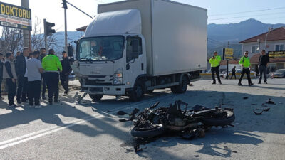 Burdur’un Gölhisar ilçesinde kamyonet ile motosikletin çarpışması sonucu meydana gelen