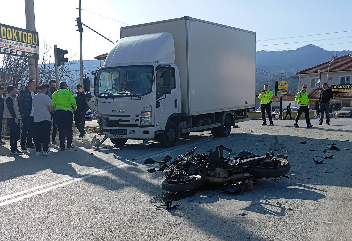 Burdur’un Gölhisar ilçesinde kamyonet ile motosikletin çarpışması sonucu meydana gelen