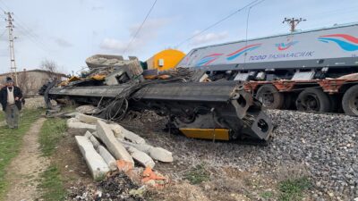 Kozaklı ilçesinde yük treni lokomotifinin hemzemin geçitte iş makinesi yüklü