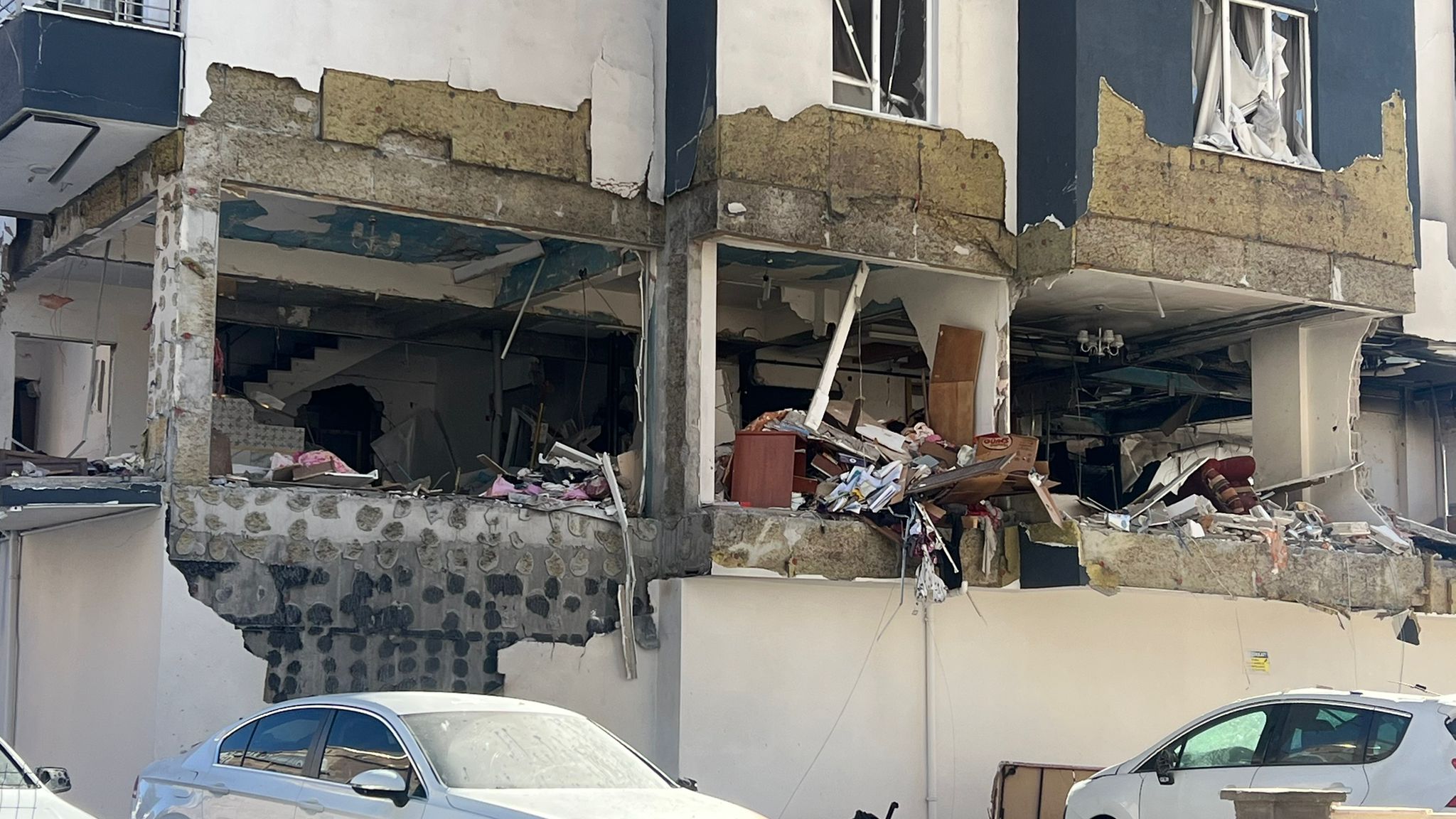 Niğde’de bir apartmanın birinci katında meydana gelen ve 16 kişinin