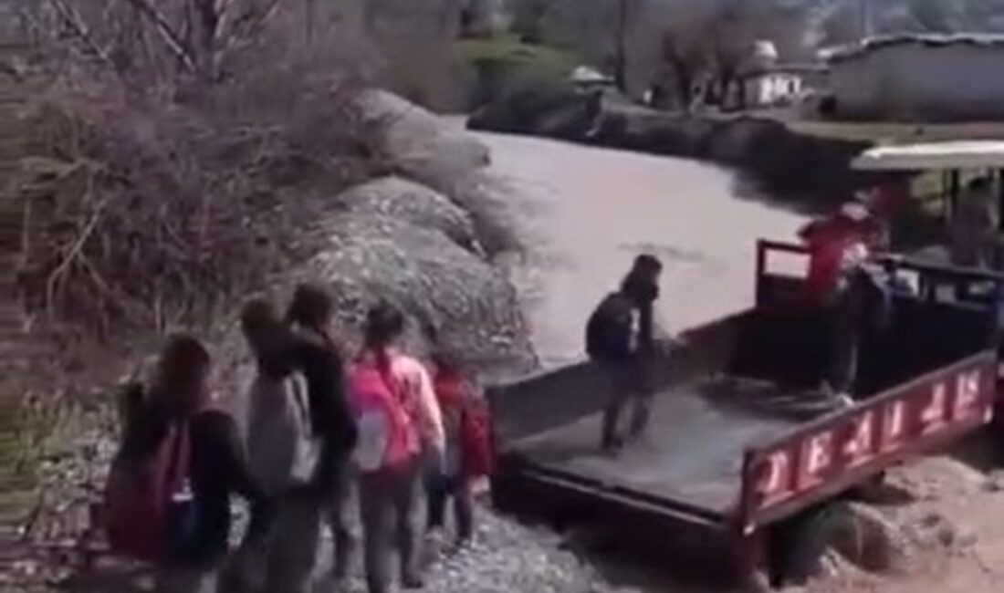 Şırnak’ın Silopi ilçesinde etkili olan yağışlar sonrası debisi yükselen dere,