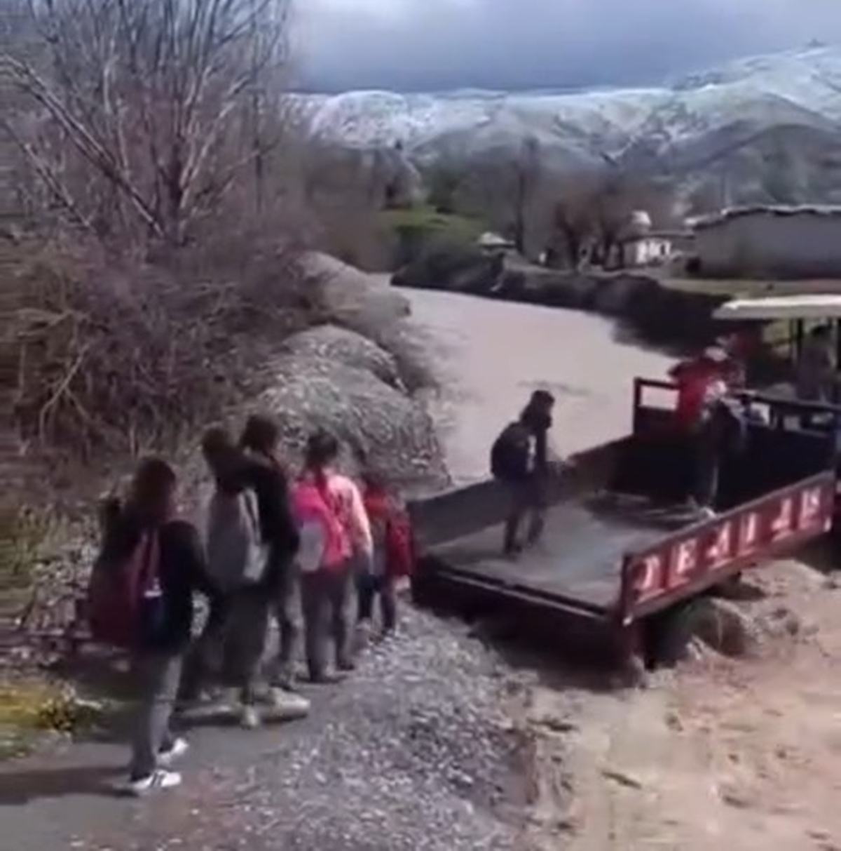 Şırnak’ın Silopi ilçesinde etkili olan yağışlar sonrası debisi yükselen dere,