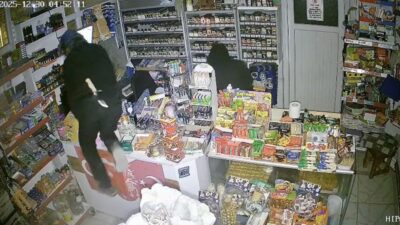 Toprakkale ilçesinde çalıntı araçla geldikleri marketten yaklaşık 150 bin lira