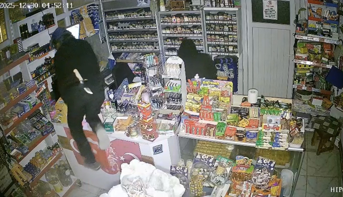 Toprakkale ilçesinde çalıntı araçla geldikleri marketten yaklaşık 150 bin lira