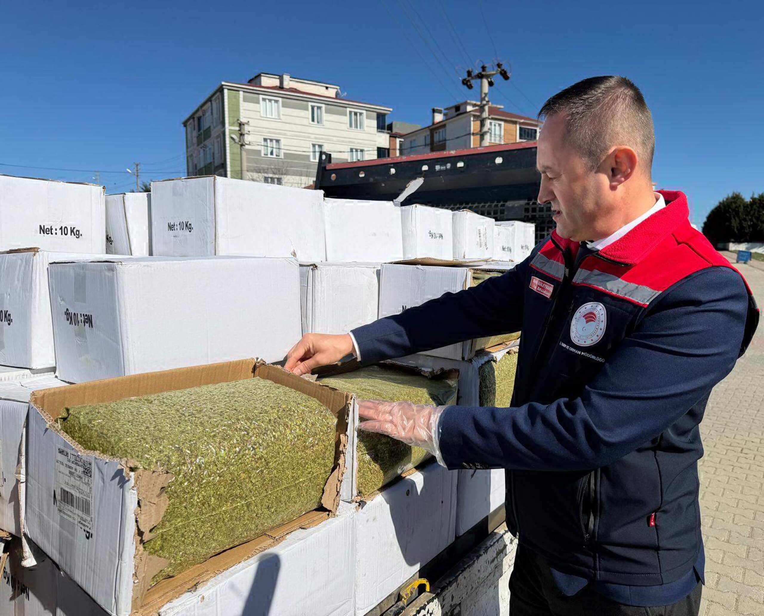 Tekirdağ’ın Ergene ilçesinde jandarma ekiplerince durdurulan bir minibüste, baklava yapımında