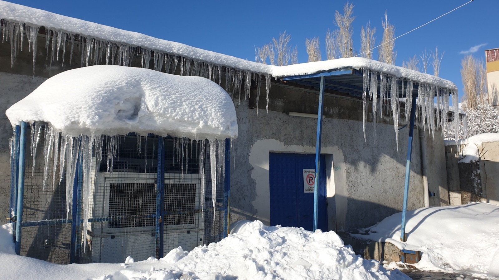 Van’ın Başkale ilçesinde kar yağışının ardından etkili olan dondurucu soğuklar