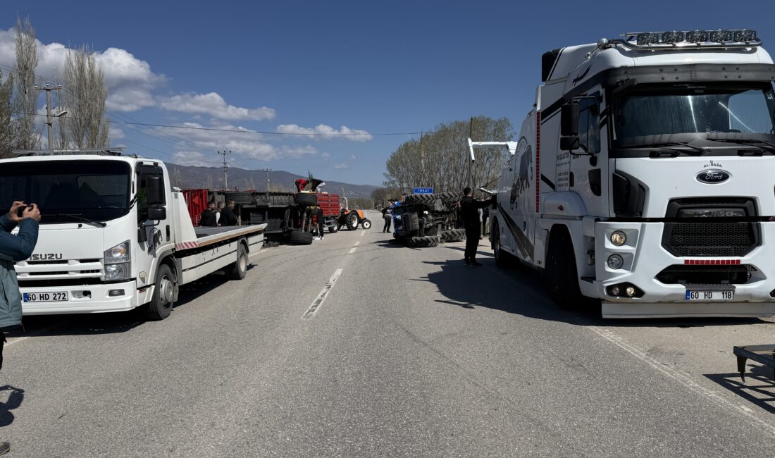 Tokat-Turhal kara yolunda gübre yüklü bir traktörün devrilmesi sonucu ulaşım