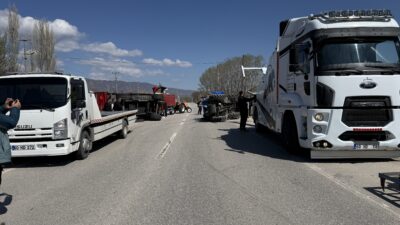 Tokat-Turhal kara yolunda gübre yüklü bir traktörün devrilmesi sonucu ulaşım