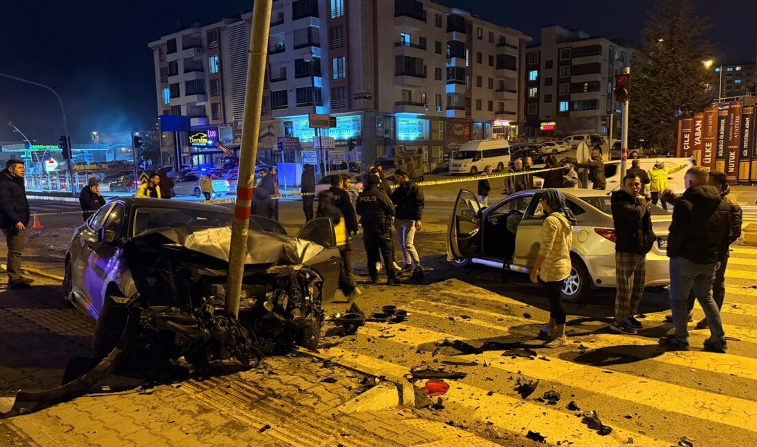 Tunceli’de akşam saatlerinde meydana gelen trafik kazasında iki otomobilin kafa