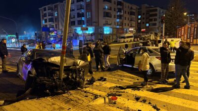 Tunceli’de akşam saatlerinde meydana gelen trafik kazasında iki otomobilin kafa