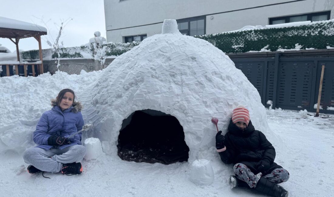 Kars’ta etkili olan yoğun kar yağışı hayatı olumsuz etkilerken, çocuklar