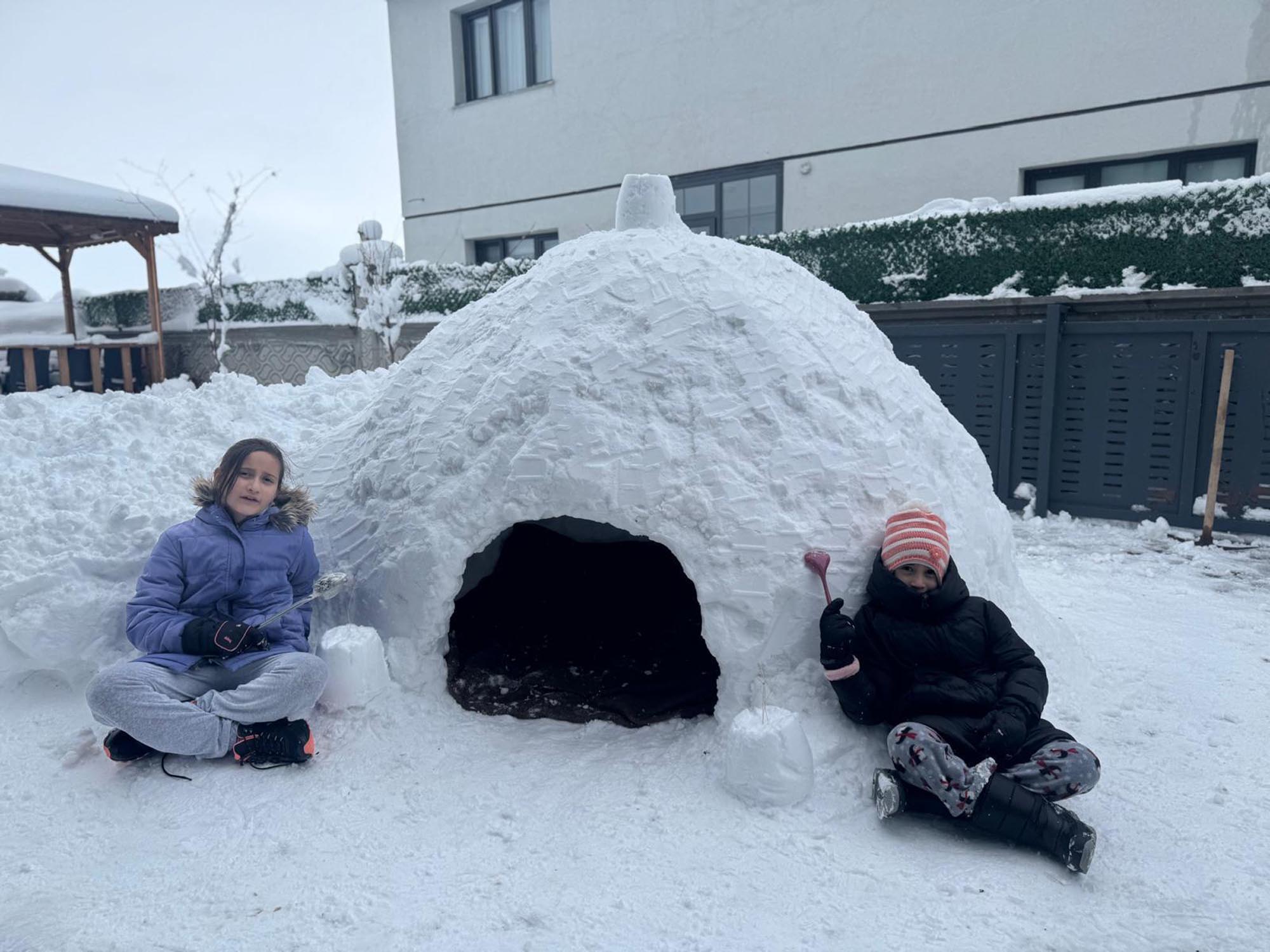 Kars’ta etkili olan yoğun kar yağışı hayatı olumsuz etkilerken, çocuklar