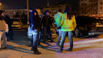 İnegöl ilçesinde yüksek sesle müzik dinleyerek çevreye rahatsızlık veren otomobil