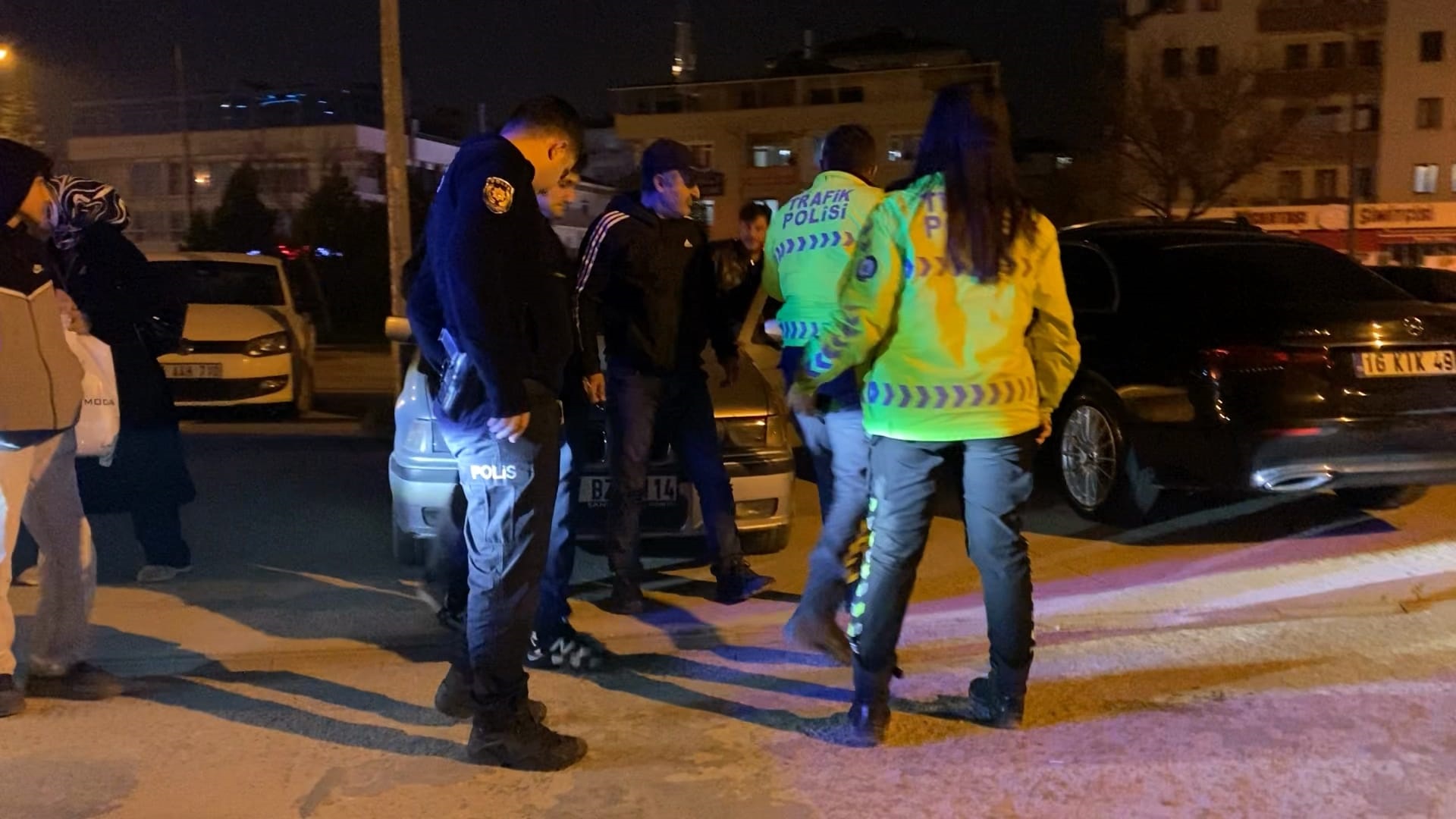 İnegöl ilçesinde yüksek sesle müzik dinleyerek çevreye rahatsızlık veren otomobil