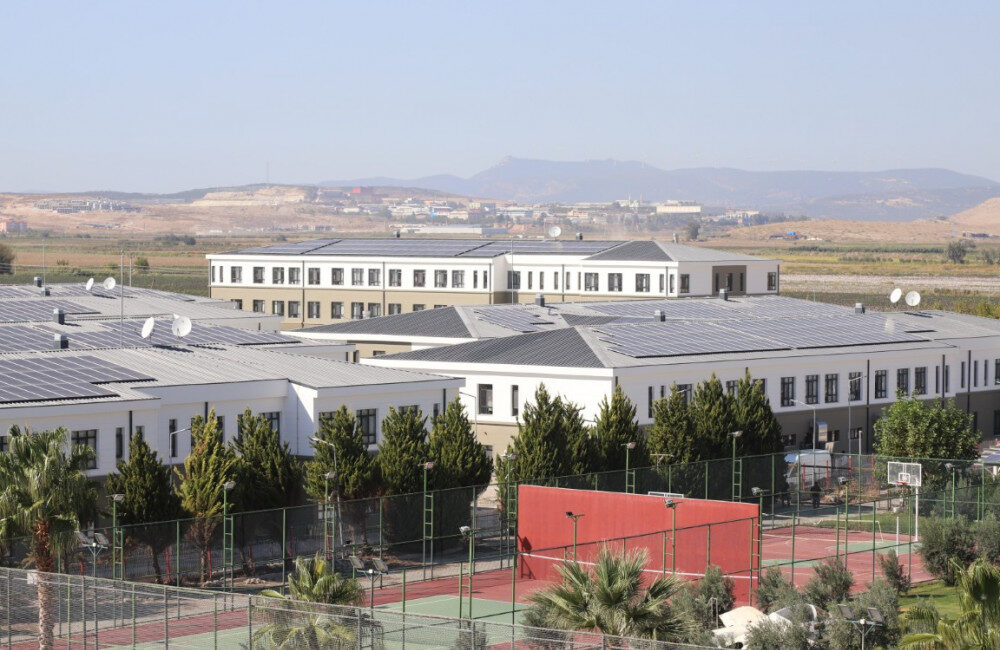İzmir’in Çiğli ilçesinde bulunan bir kız öğrenci yurduna yangın merdiveninden