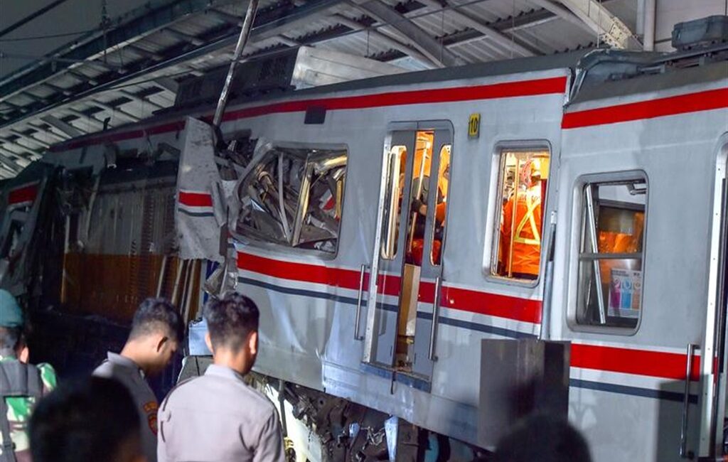 ENDONEZYA / TEKHA Endonezya’nın Batı Java bölgesinde iki trenin çarpışması